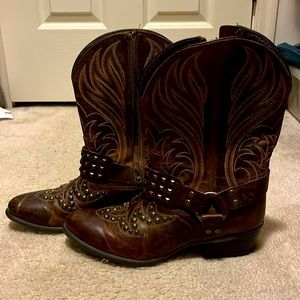 Size 7.5 Ariat Boot - perfect for those country concerts